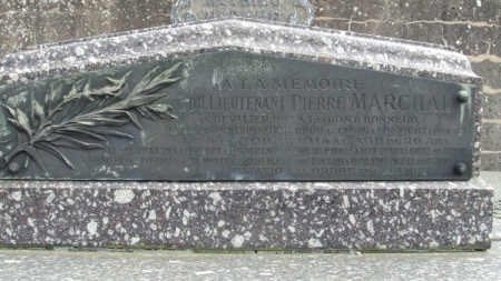 La plaque dédiée au lieutenant Marchal