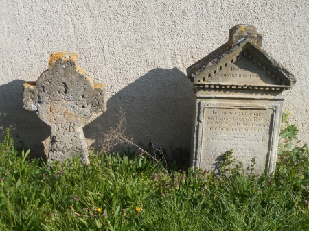 Des anciennes pierres tombales