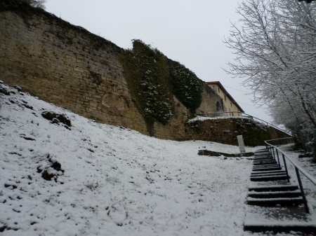 Une courtine d'environ 7m de hauteur