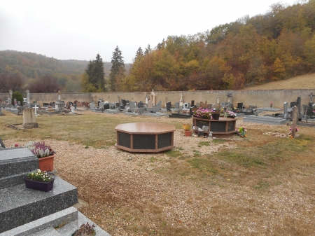 Un cimetière doté de columbariums