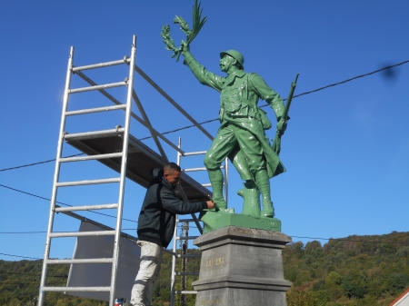 Un coup de jeune pour le monument aux morts