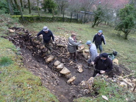 Le chantier d'un mur en pierre sèche