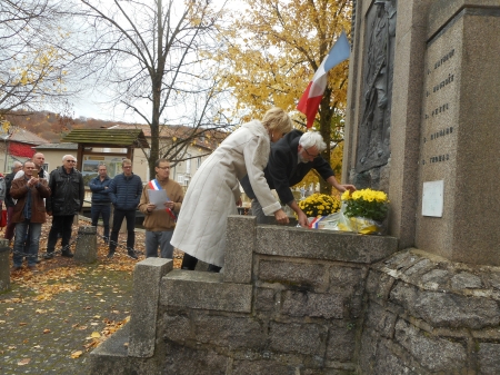 Le fleurissement du monument aux morts