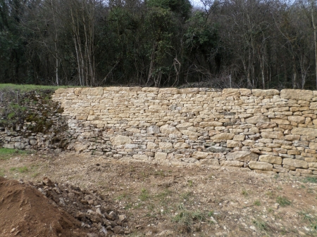 Un mur de soutènement