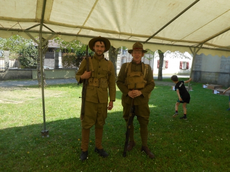 Des reconstituants en uniforme américain