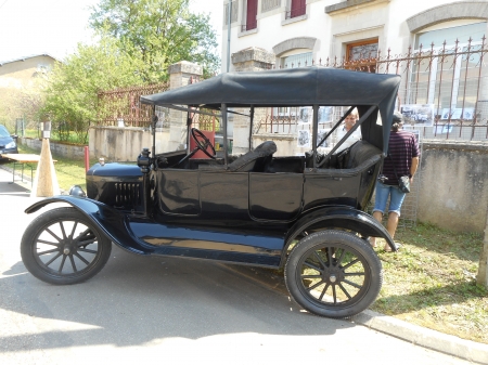 Une Ford du début du XXe siècle