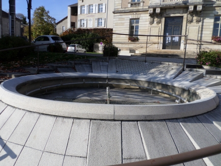 La fontaine devant la mairie