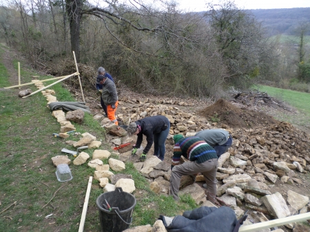 La restauration du mur en pierre sèche se poursuit