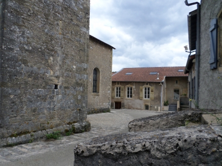 À l'intérieur de l'aître fortifié