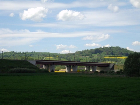 Le pont du TGV dominé par le Châtillon