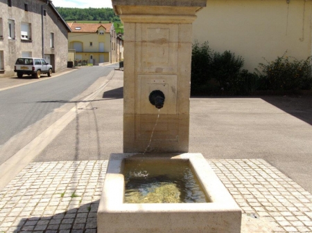 La fontaine de la rue du Bois-le-Prêtre