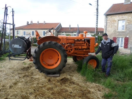 Un tracteur Renault de 1953