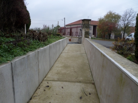 La rampe d'accès à l'église