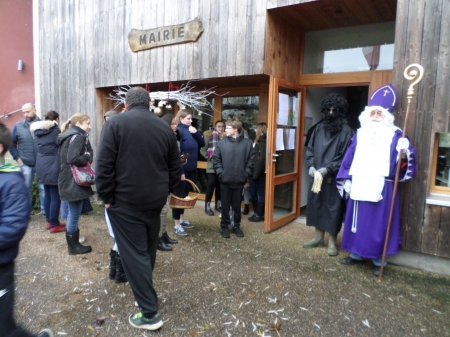 Saint Nicolas visite le village